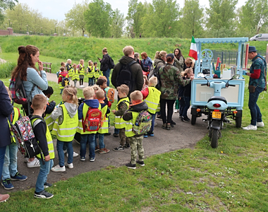 Geligelato IJscokar school de vlieger